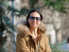 冬季夹克羽绒服戴墨镜美女摄影图片